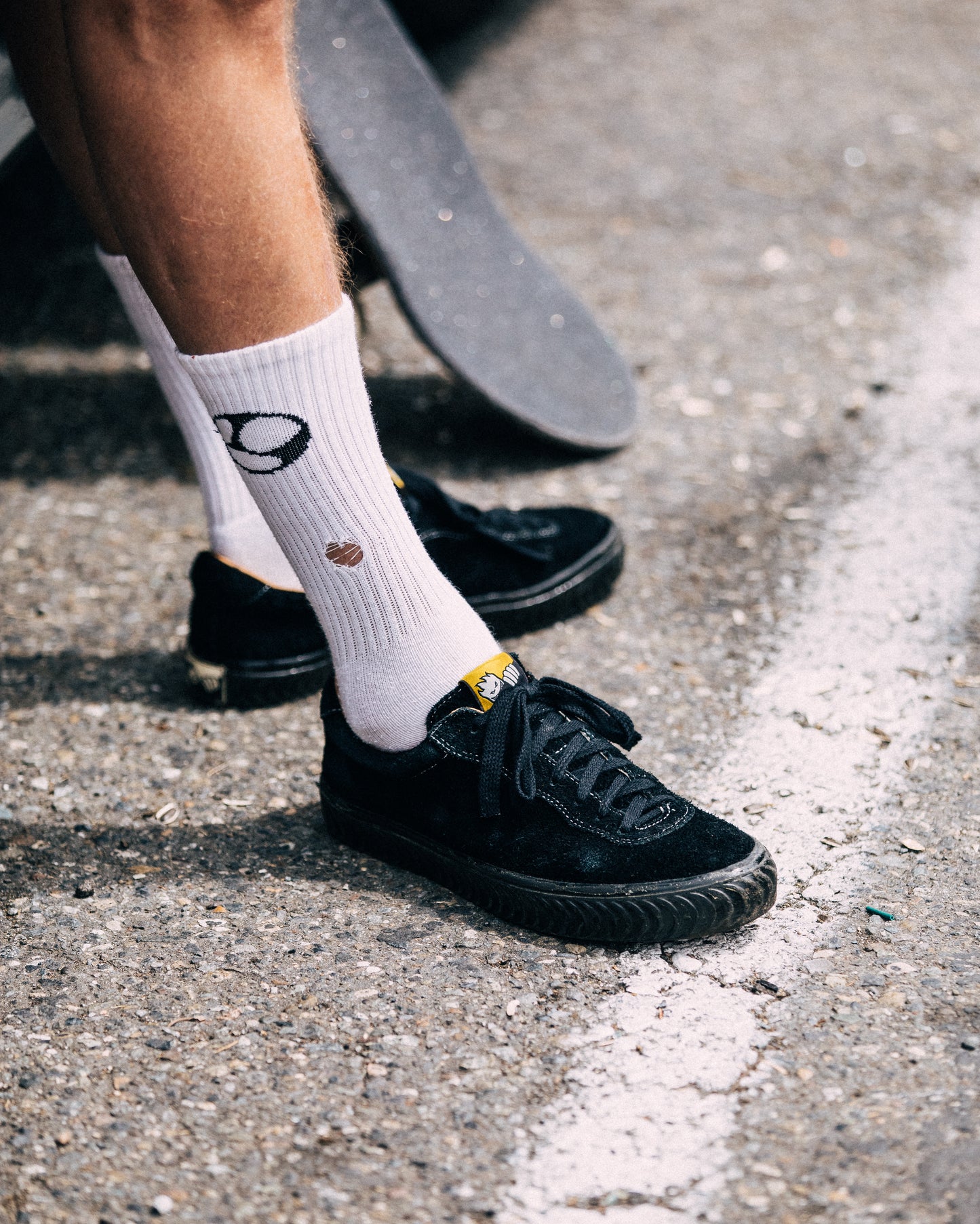 Last Resort AB(ラストリゾート エービー)のスケートシューズ VM001 SUEDE LO SPITFIRE BLACK/BLACKの着用時の足元