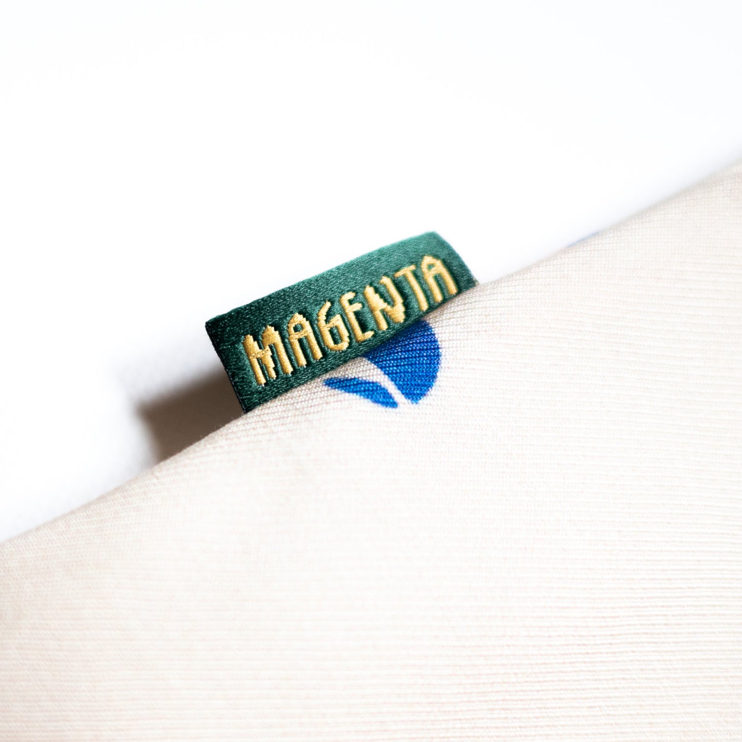 MAGENTA SKATEBOARDS(マゼンタ スケートボード)のアパレルBALLET SHIRT NATURALのタグ