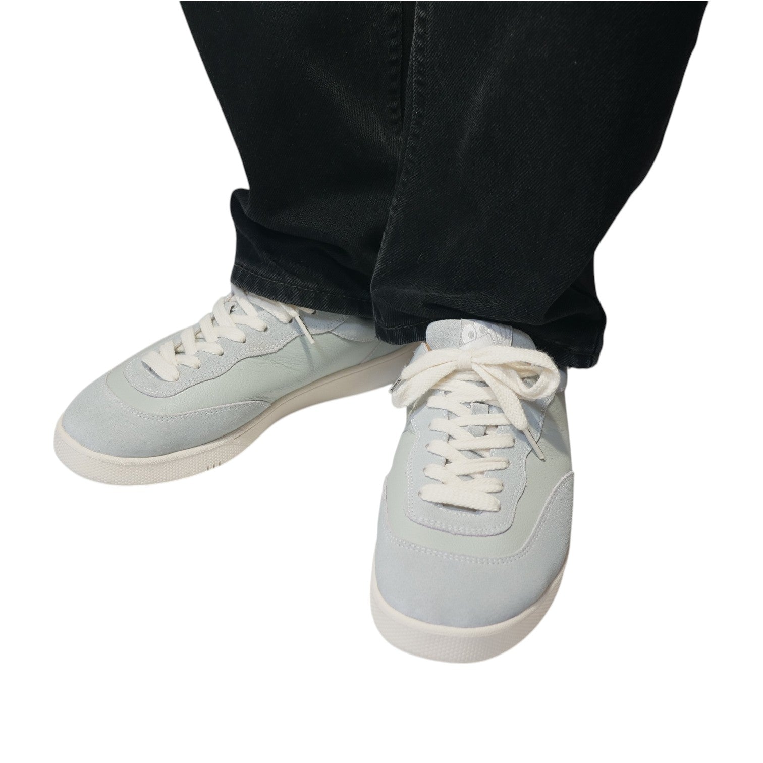 Last Resort AB(ラストリゾート エービー)のスケートシューズ CM001 SUEDE LO GREY/WHITEの着用時の足元