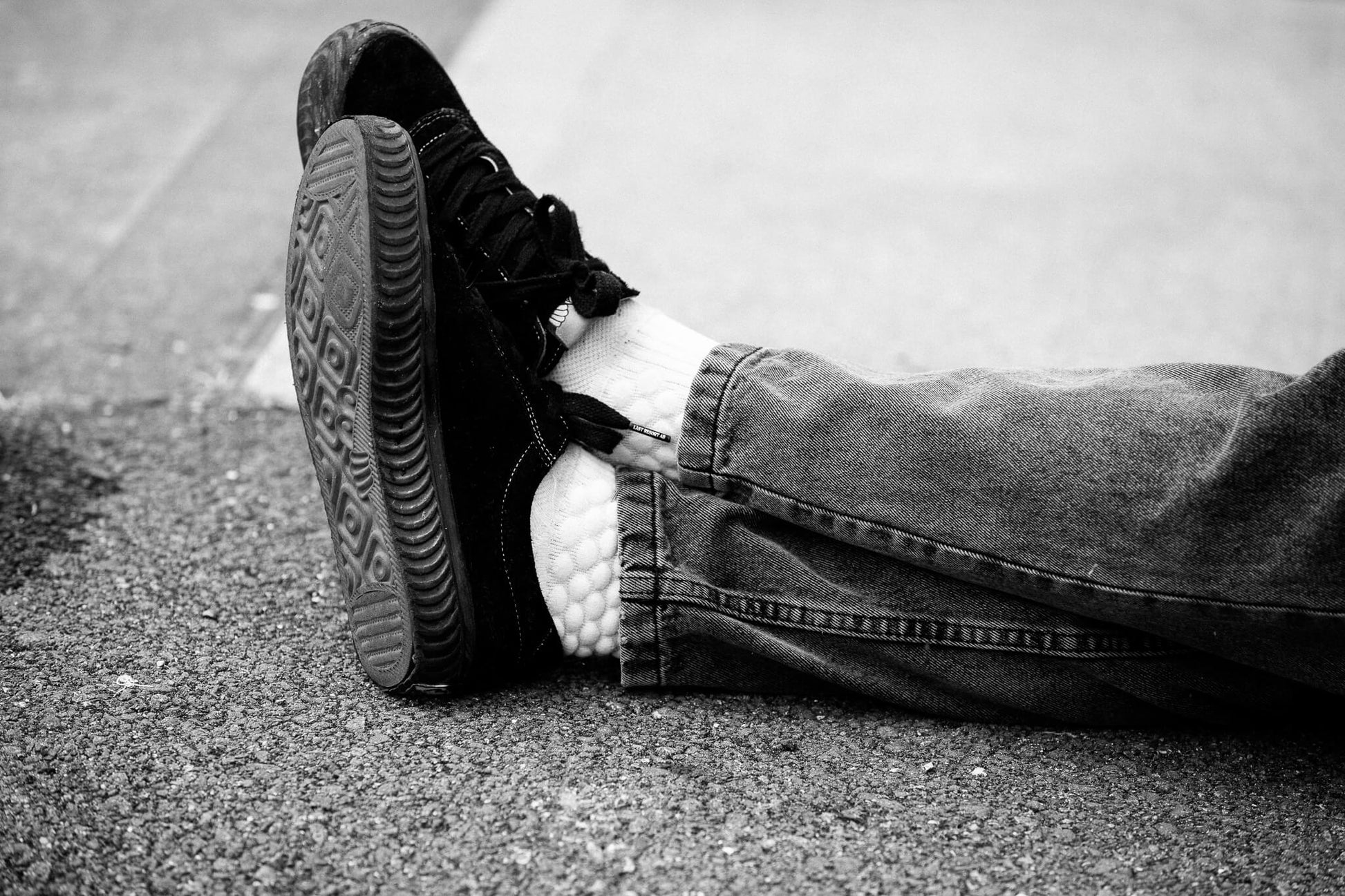 Last Resort AB（ラストリゾート エービー）のスケートシューズ VM001 SUEDE LO SPITFIRE BLACK/BLACKの着用時の足元/横向き