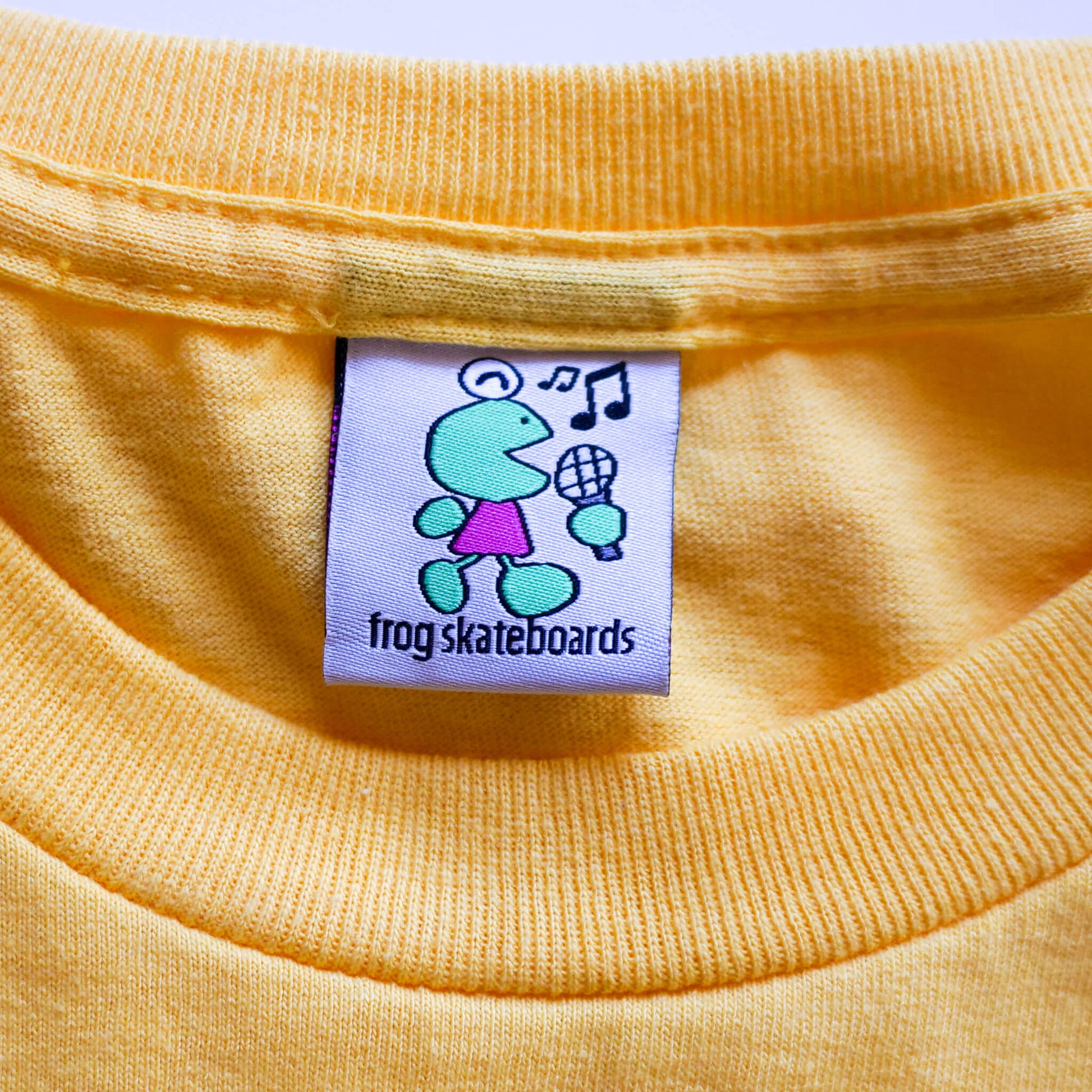 FROG SKATEBOARDS（フロッグ スケートボード）のアパレル GIRL BOSSES TEE YELLOWのタグ