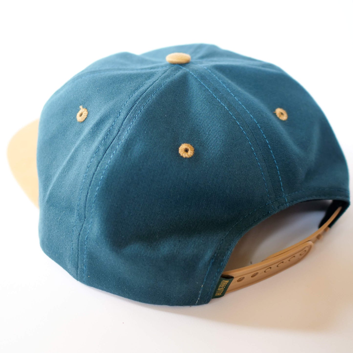 MAGENTA SKATEBOARDS（マゼンタ スケートボード）のキャップSUNSET SNAPBACK HAT OCEAN BLUEの後ろ
