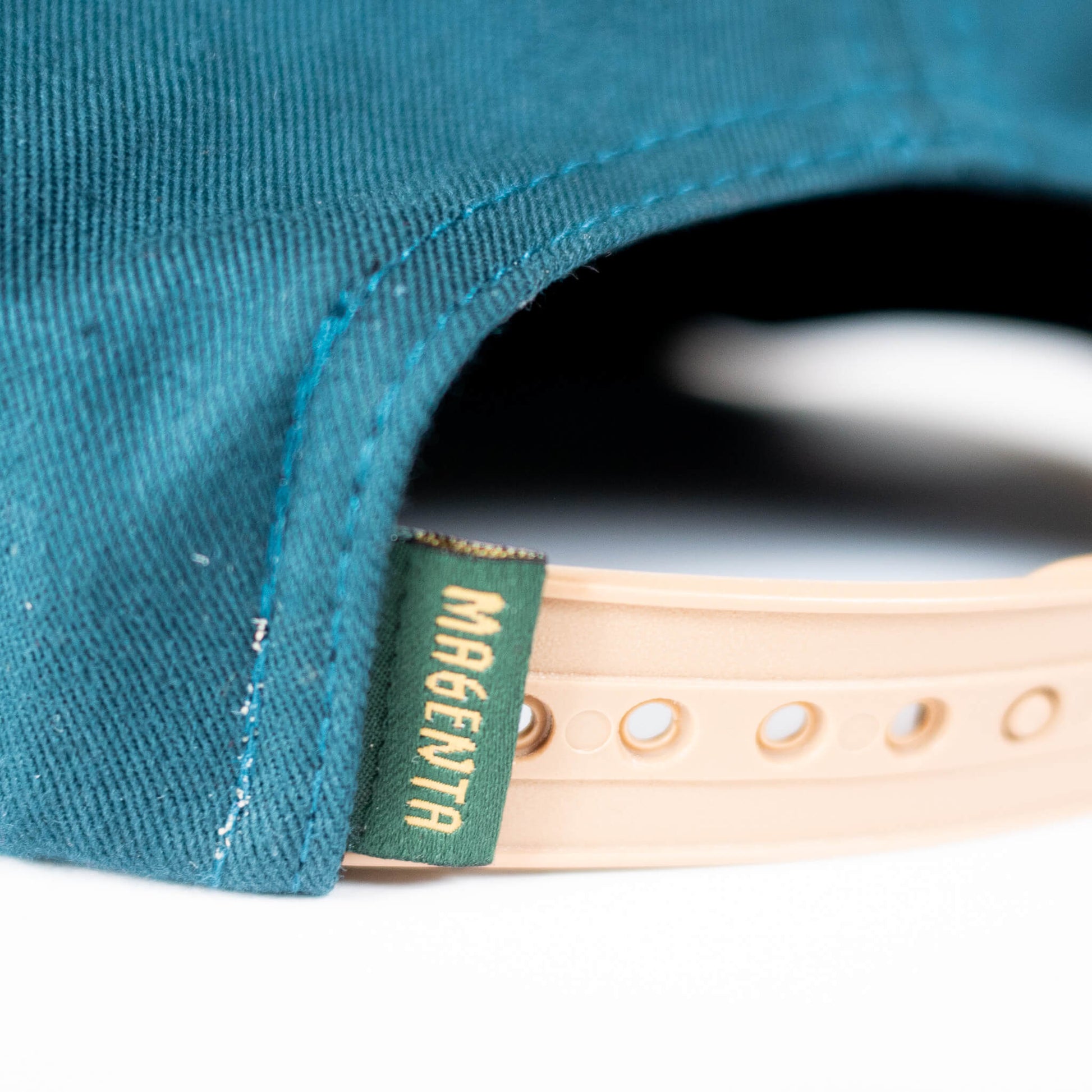 MAGENTA SKATEBOARDS（マゼンタ スケートボード）のキャップSUNSET SNAPBACK HAT OCEAN BLUEのタグ