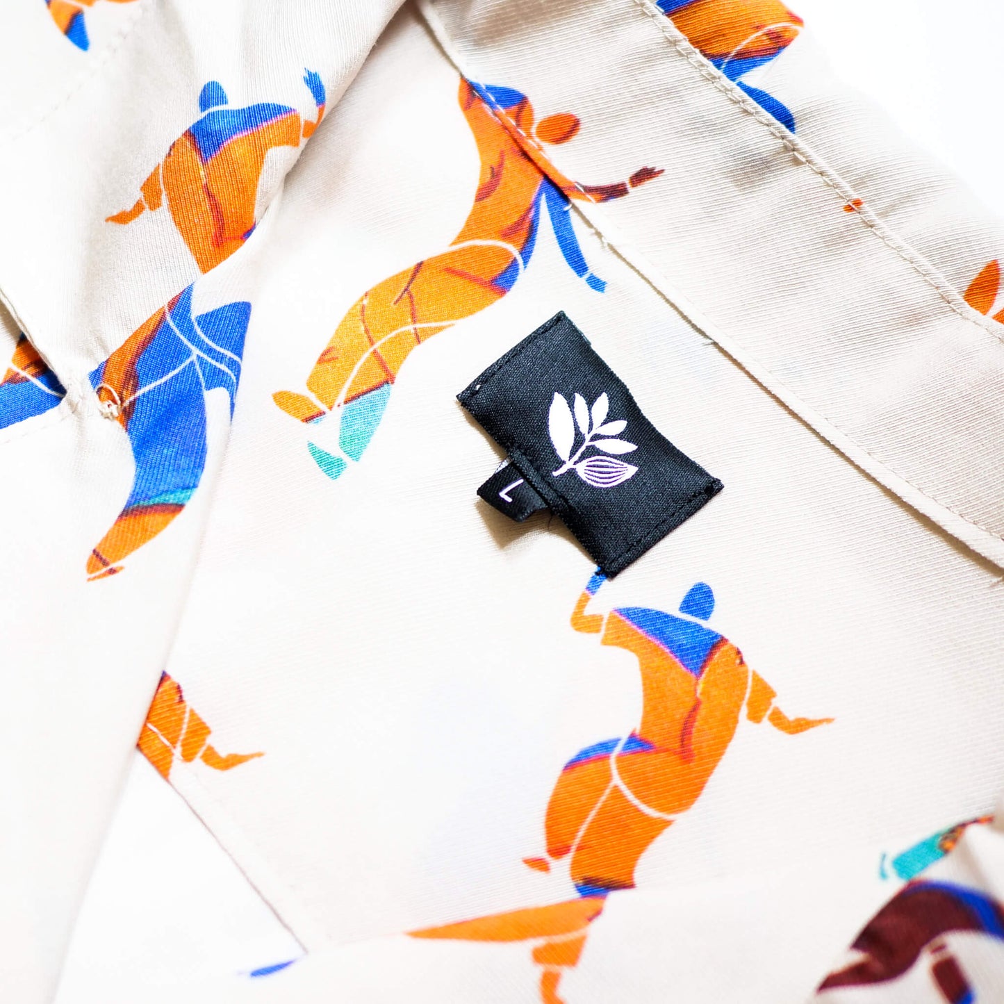 MAGENTA SKATEBOARDS（マゼンタ スケートボード）のアパレルBALLET SHIRT NATURALの襟元タグ
