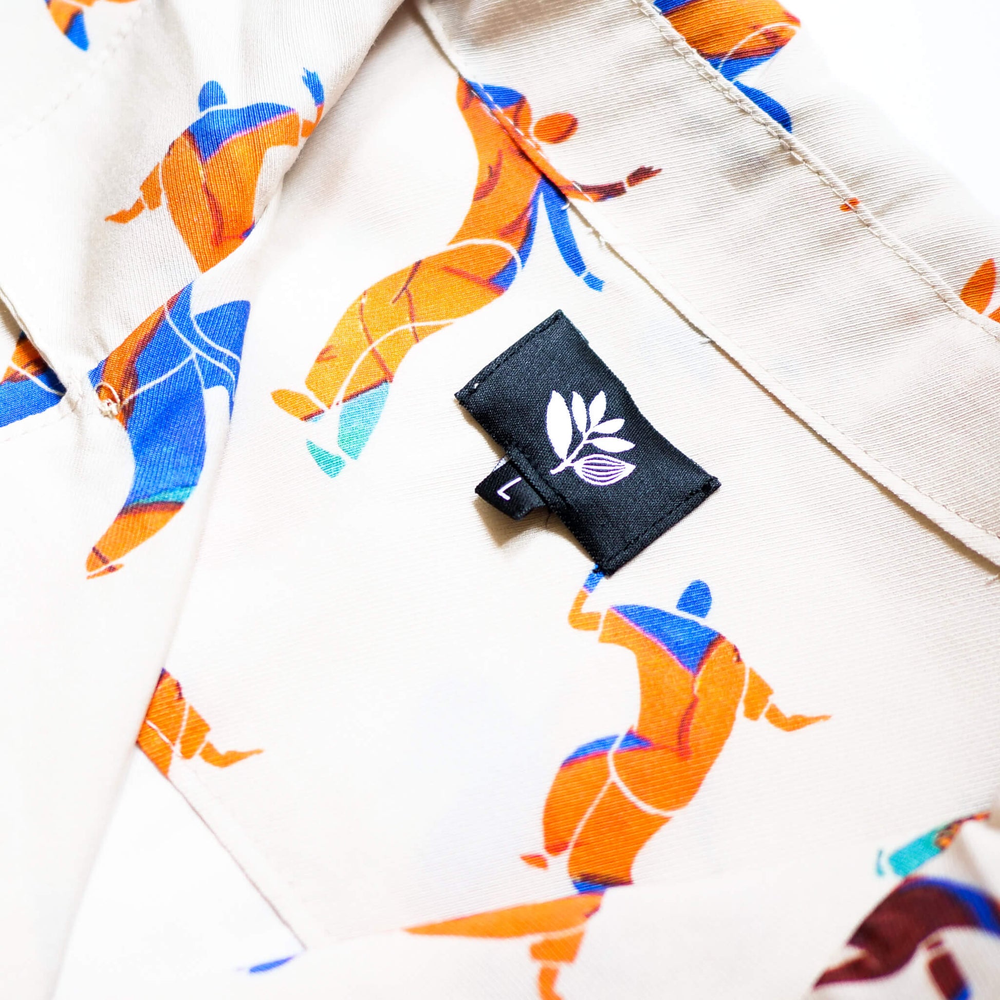MAGENTA SKATEBOARDS（マゼンタ スケートボード）のアパレルBALLET SHIRT NATURALの襟元タグ