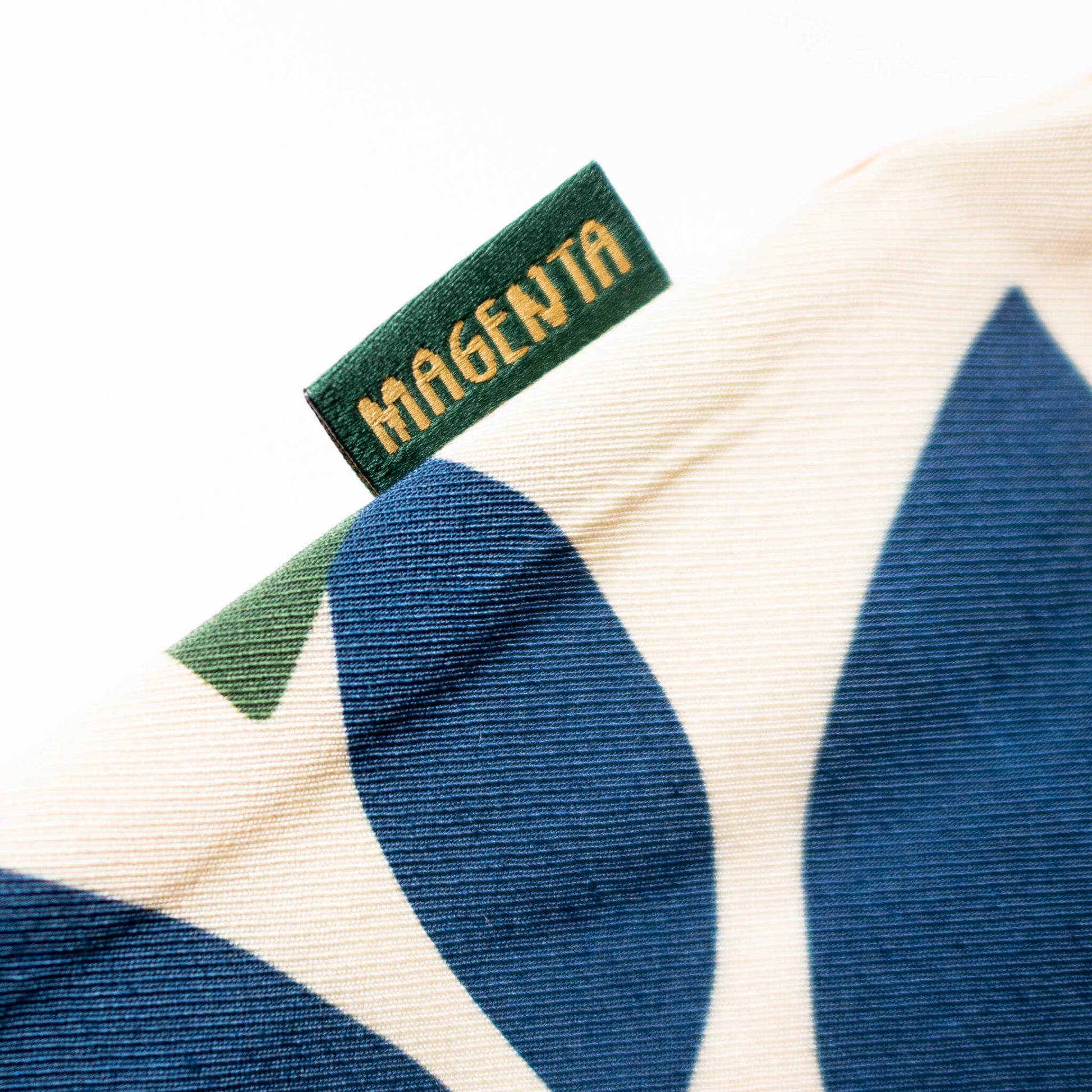 MAGENTA SKATEBOARDS（マゼンタ スケートボード）のアパレル ALL OVER PLANT SHIRT NATURAL L/XLのタグ