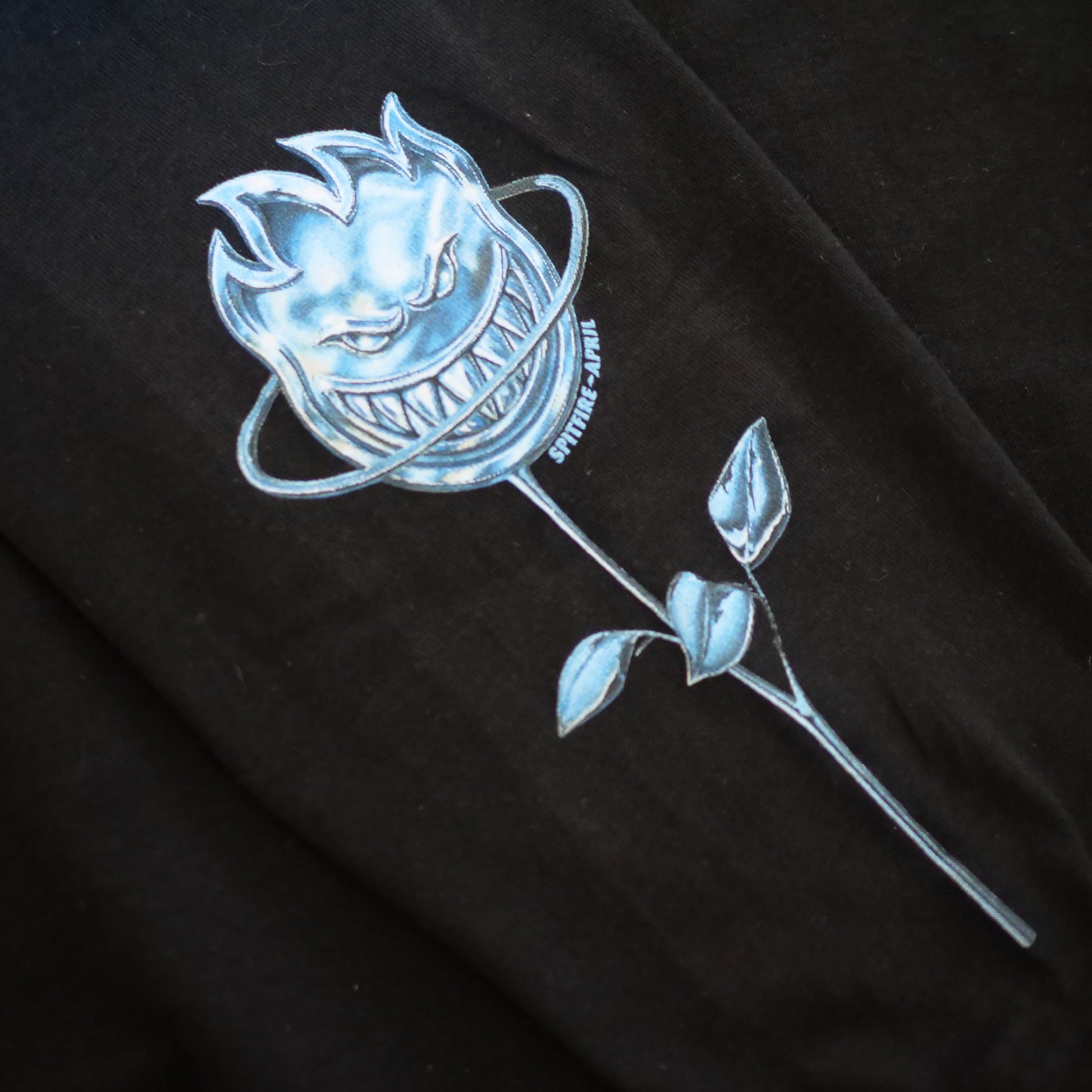 Spitfire（スピットファイアー）のアパレル x APRIL BIGHEAD BORE L/S TEE BLACKの袖プリント