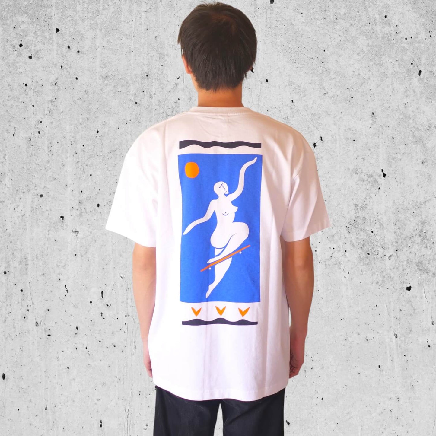 Polar Skate Co.（ポーラー スケートボード カンパニー）のアパレル NO COMPLIES FOREVER - WHITEの着用時/後ろ