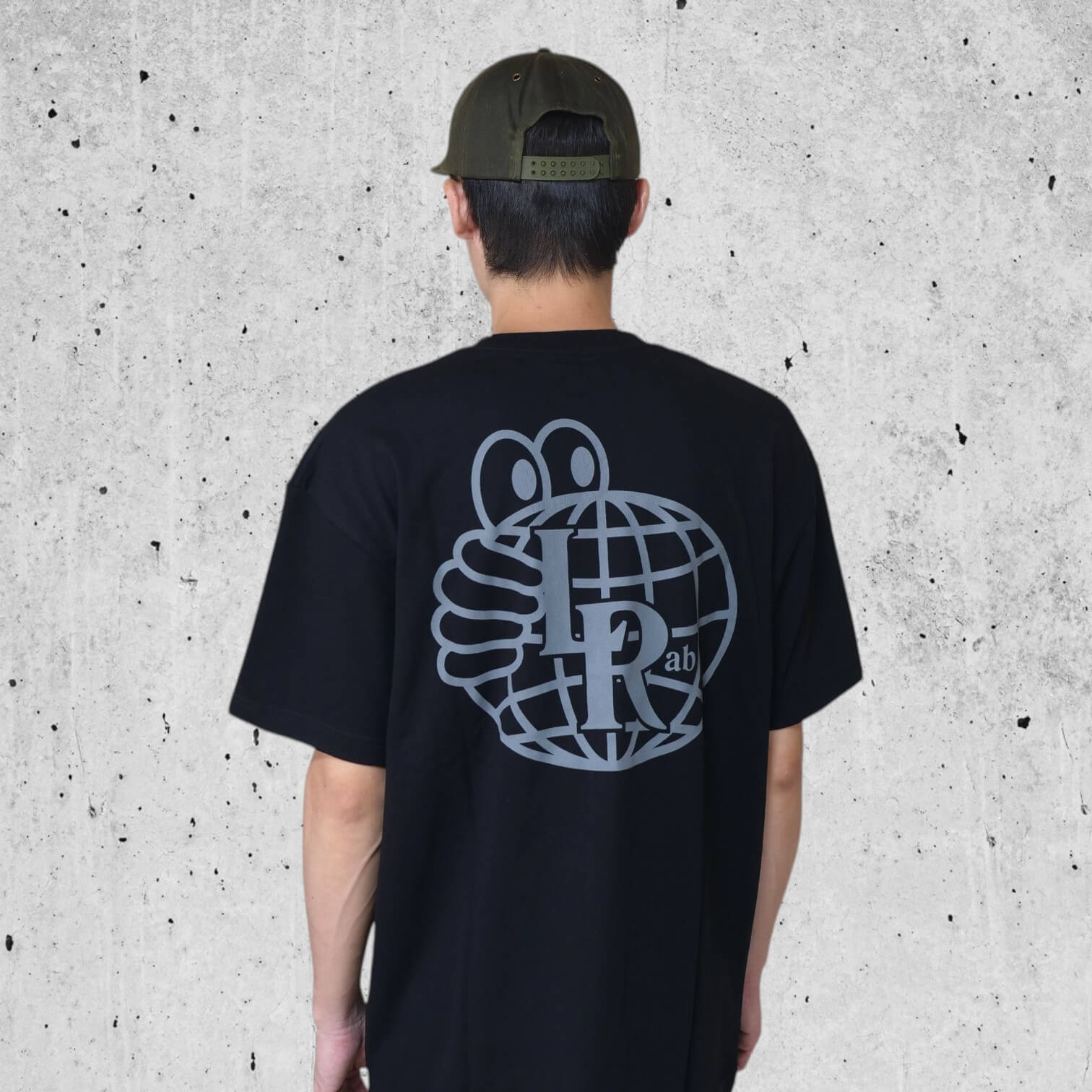 Last Resort AB（ラストリゾート エービー） のアパレルATLAS MONOGRAM TEE BLACK/GREYの着用背面
