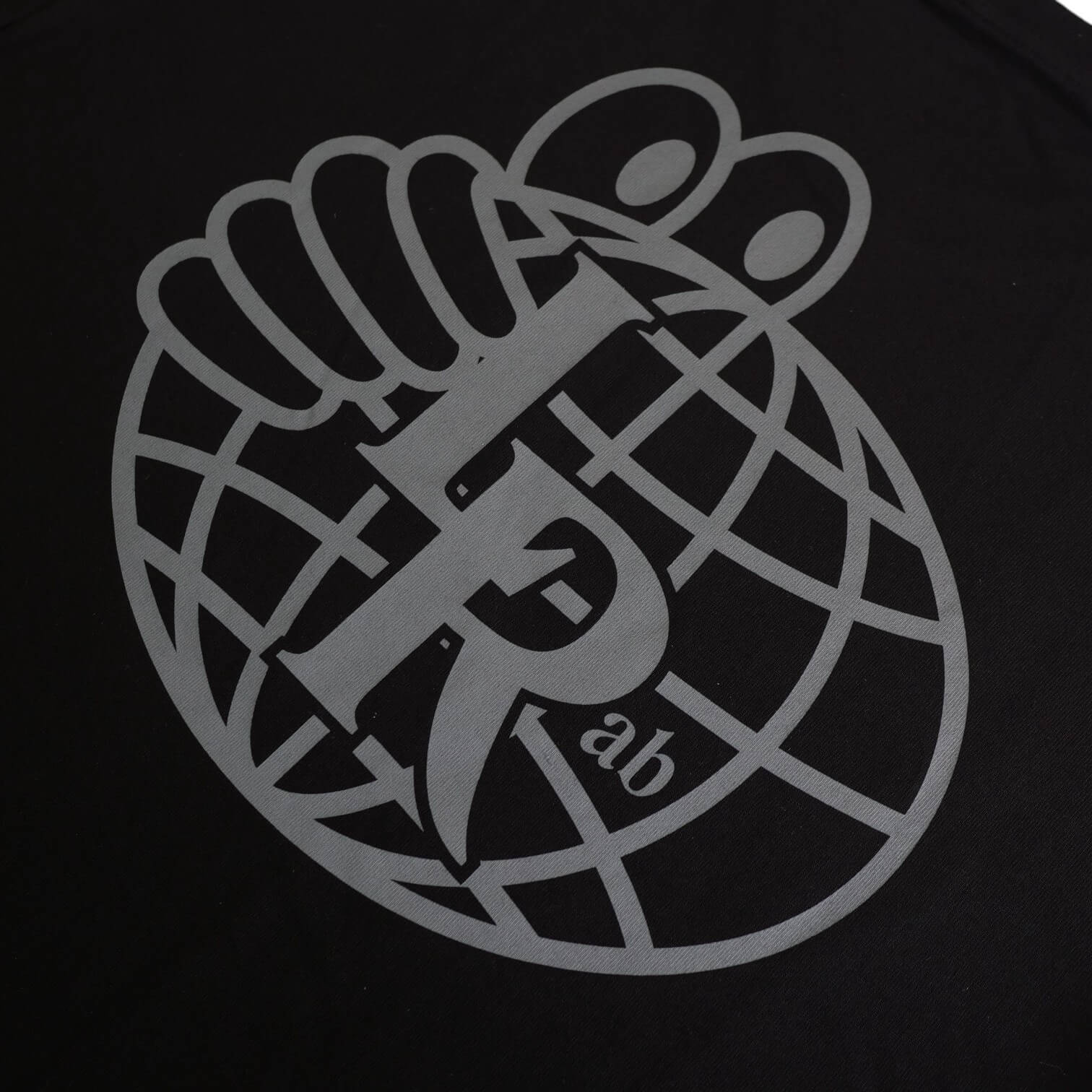 Last Resort AB（ラストリゾート エービー） のアパレルATLAS MONOGRAM TEE BLACK/GREYの背面プリント拡大画像